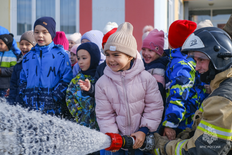 «Нам Родина доверила беречь её от пожаров!»: нижнекамские огнеборцы познакомили детей младшего возраста с одной из самых мужественных профессий