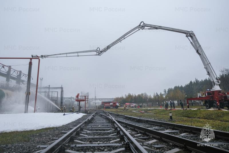 Контрольно-проверочное учение: нижнекамские огнеборцы продемонстрировали действия по ликвидации горения железнодорожной цистерны