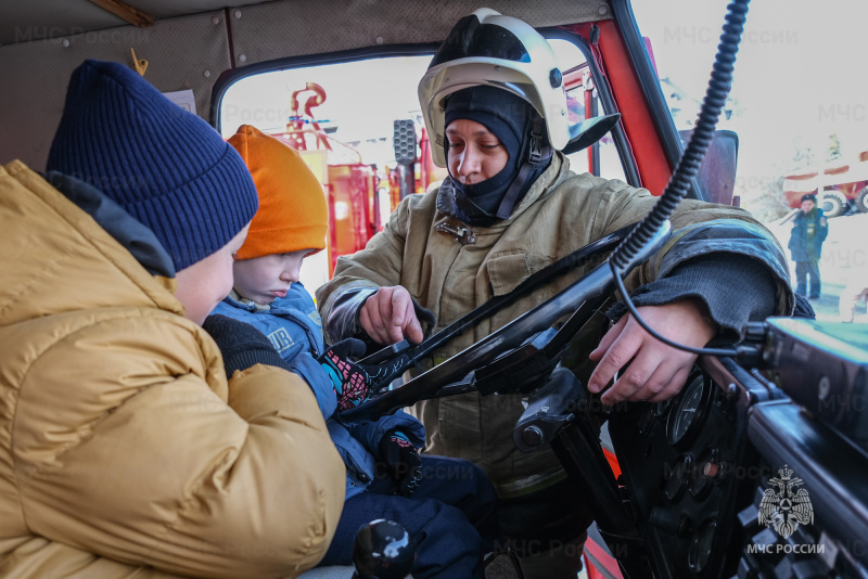 Нижнекамские огнеборцы провели увлекательную экскурсию для первоклассников гимназии «Адымнар – Нижнекамск»