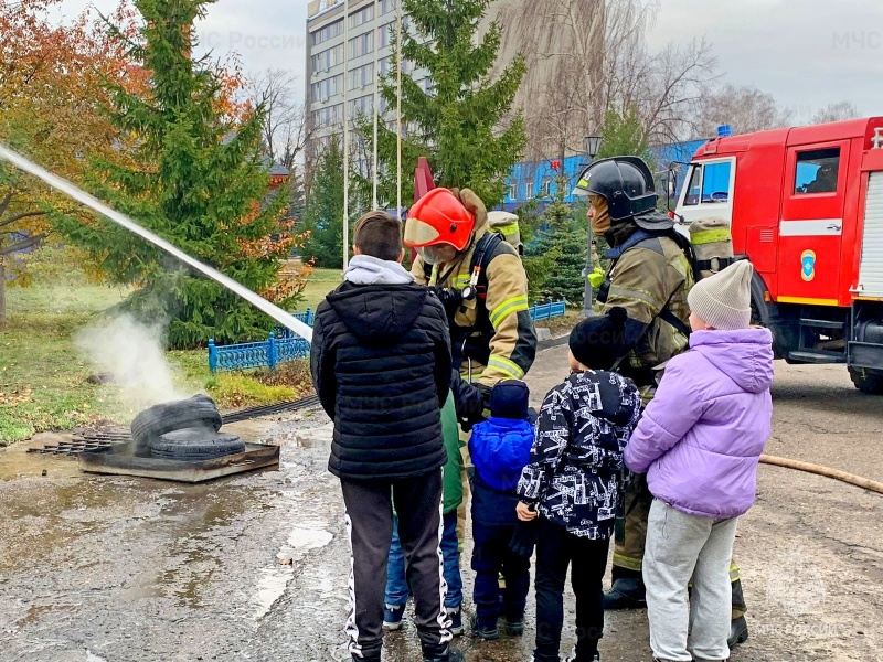 Для семей участников СВО организовали экскурсию в Музей пожарной охраны