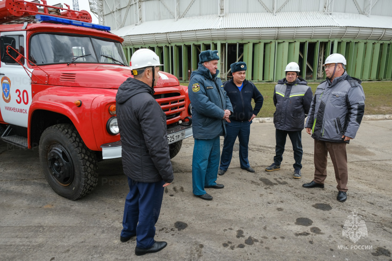 «Легенда» снова в строю: обновленный пожарный автомобиль ЗИЛ 130 поступил на службу нижнекамским огнеборцам