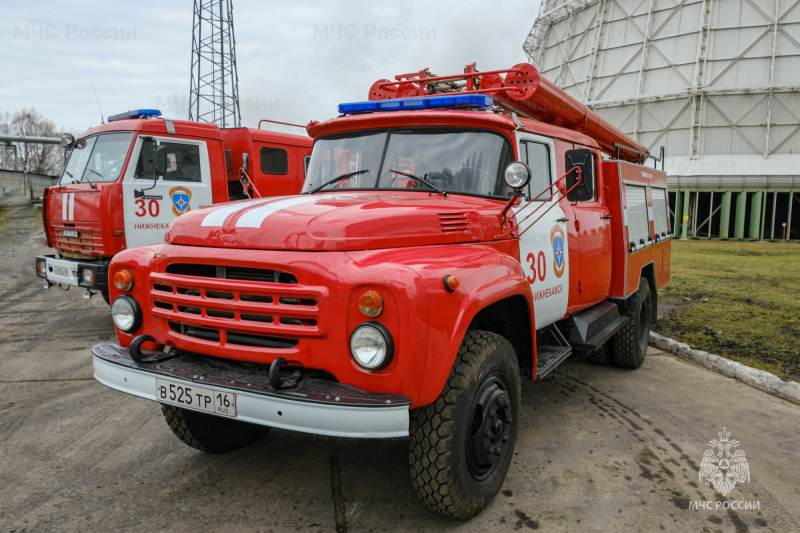 «Легенда» снова в строю: обновленный пожарный автомобиль ЗИЛ 130 поступил на службу нижнекамским огнеборцам