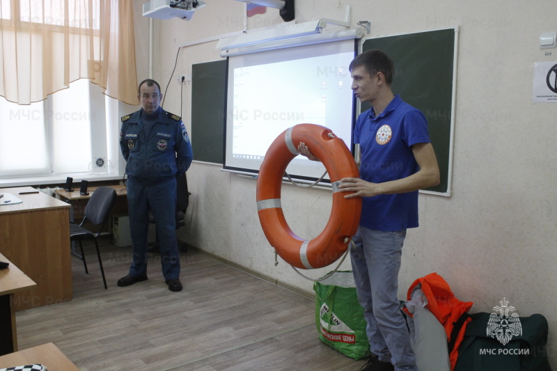 Сотрудники ГИМС совместно с общественниками-добровольцами проводят уроки безопасного поведения в осенне-зимний период