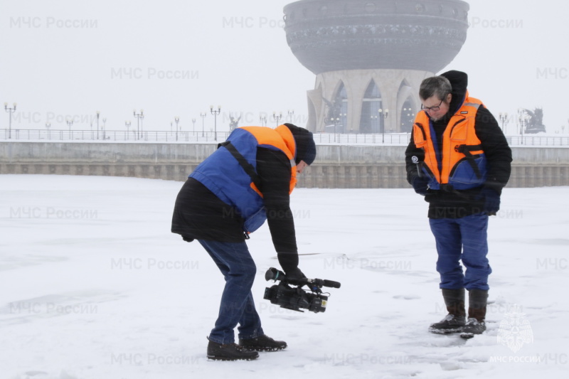 Выходить на тонкий лед смертельно опасно! Надо ждать устойчивых холодов