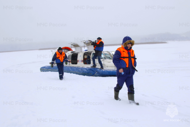 Выходить на тонкий лед смертельно опасно! Надо ждать устойчивых холодов