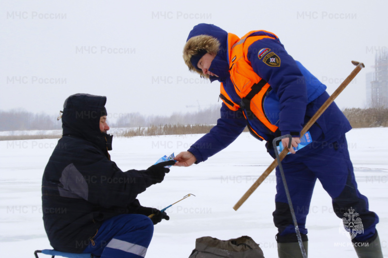 Выходить на тонкий лед смертельно опасно! Надо ждать устойчивых холодов