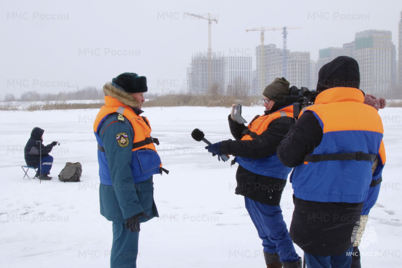 Выходить на тонкий лед смертельно опасно! Надо ждать устойчивых холодов