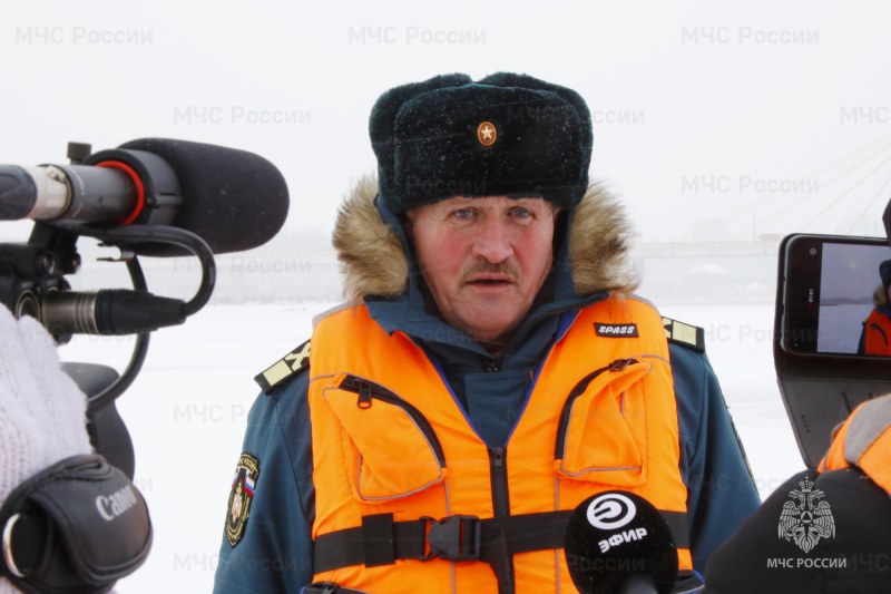 Выходить на тонкий лед смертельно опасно! Надо ждать устойчивых холодов