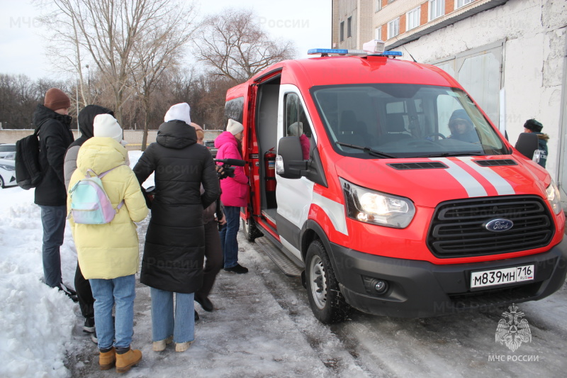 Казанские блогеры познакомились с работой испытательной пожарной лаборатории республики