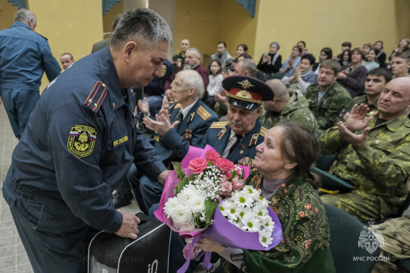 Пожарное братство помнит: во всероссийский день Героев Отечества нижнекамские огнеборцы почтили память погибшего товарища