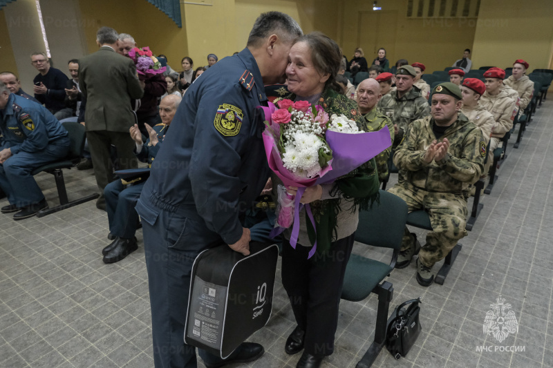 Пожарное братство помнит: во всероссийский день Героев Отечества нижнекамские огнеборцы почтили память погибшего товарища