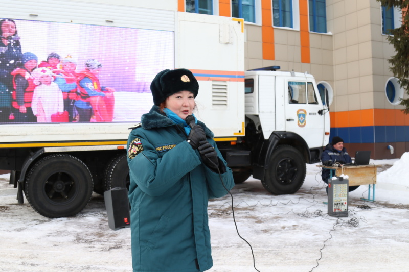 Победителей республиканского конкурса рисунков «Буду бдительным на льду и на воде» награждал Дед Мороз