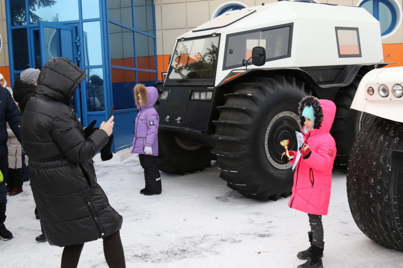 Победителей республиканского конкурса рисунков «Буду бдительным на льду и на воде» награждал Дед Мороз