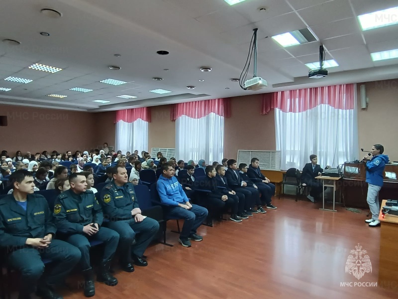 В преддверии новогодних каникул «Уроки безопасности с МЧС и волонтёрами» проходят по всей стране