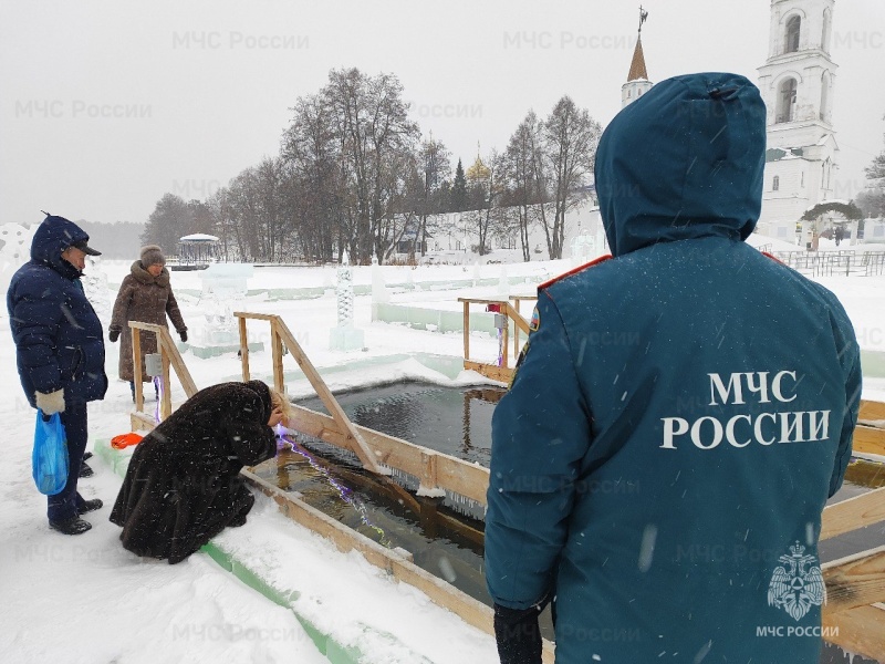 В Татарстане сотрудники МЧС России обеспечивают безопасность во время праздника Крещения Господня