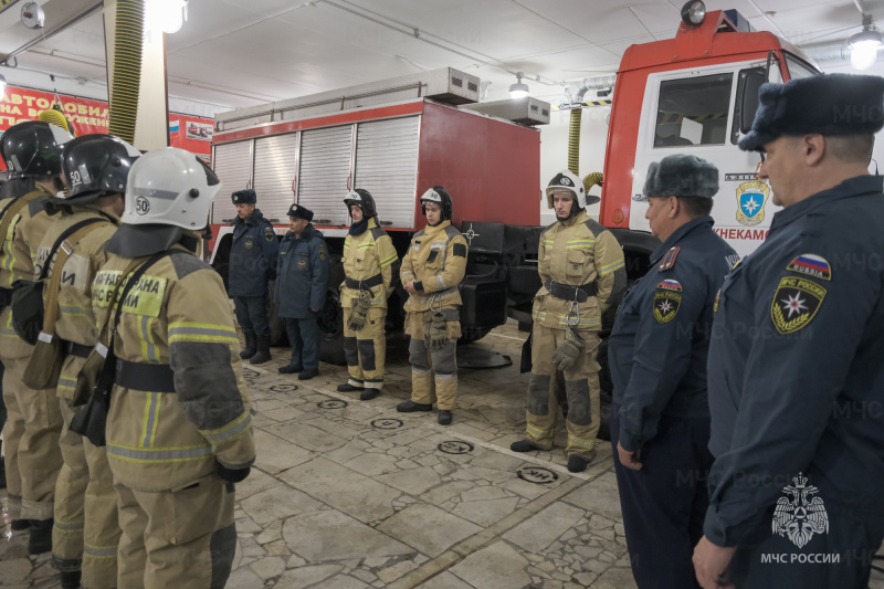 «Пока нужен – буду на посту!»: ветеран нижнекамской пожарной охраны отметил свой юбилей на службе