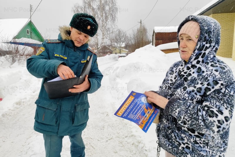 Сотрудники МЧС призывают жителей соблюдать  меры пожарной безопасности