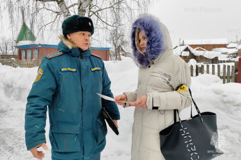 Сотрудники МЧС призывают жителей соблюдать  меры пожарной безопасности