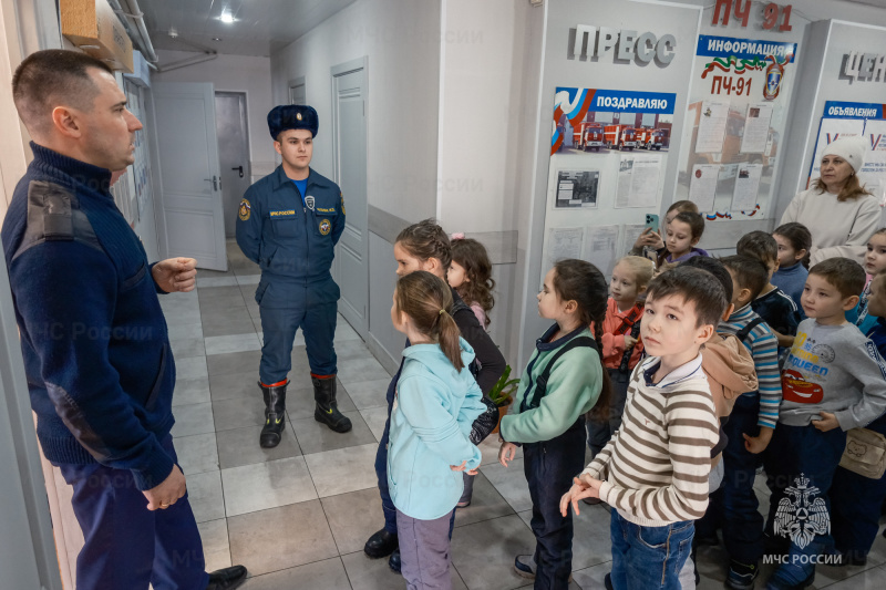 День защитника Отечества: первоклассники поздравили нижнекамских огнеборцев