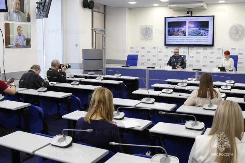 Весной лёд постепенно теряет свою прочность и в местах с активным течением быстро разрушается