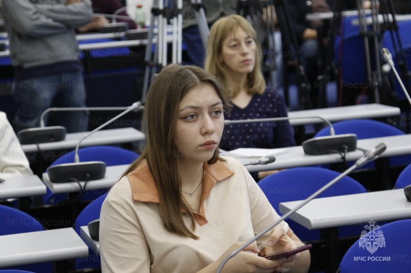 Весной лёд постепенно теряет свою прочность и в местах с активным течением быстро разрушается