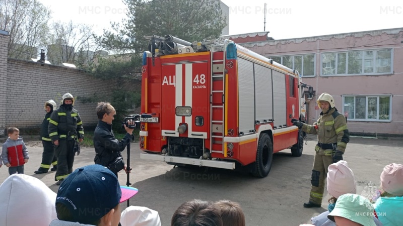 Дошколята поздравили казанских пожарных с профессиональным праздником