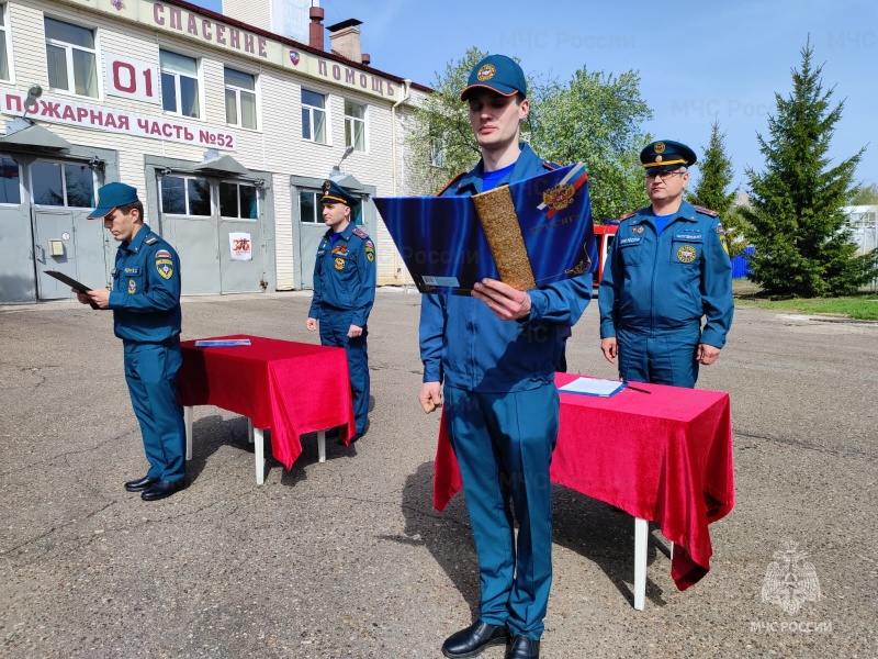 Сегодня молодые пожарные приняли присягу  на верность  Родине, народу и МЧС