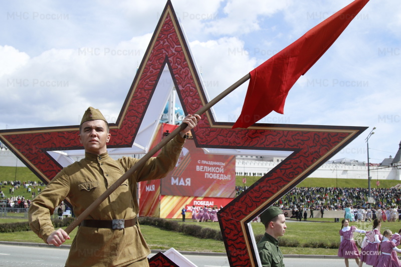 Сотрудники Главного управления МЧС России по Республике Татарстан приняли участие в военном параде Казанского гарнизона в честь Дня Победы