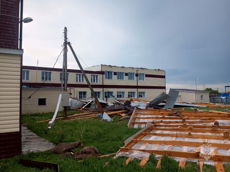 Срыв кровли в результате порывистого ветра в Кайбицком районе Республики Татарстан