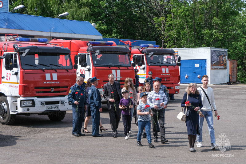 Чтим павших героев: нижнекамские огнеборцы встретились с родственниками товарищей, погибших при исполнении служебного долга