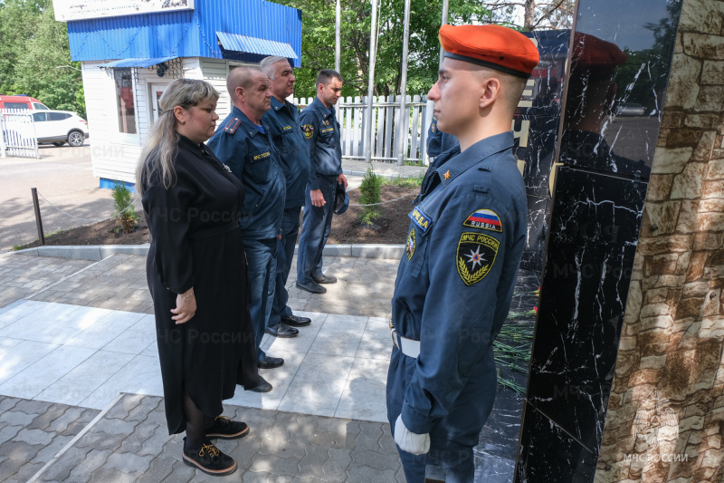 Чтим павших героев: нижнекамские огнеборцы встретились с родственниками товарищей, погибших при исполнении служебного долга