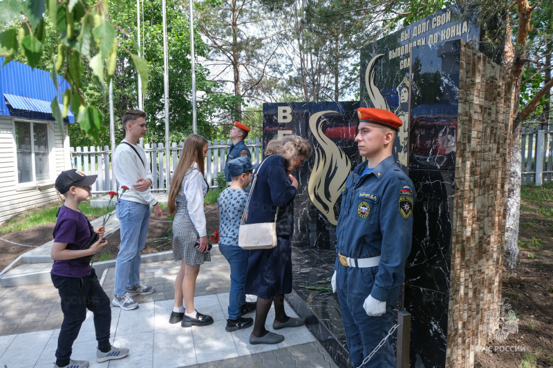 Чтим павших героев: нижнекамские огнеборцы встретились с родственниками товарищей, погибших при исполнении служебного долга