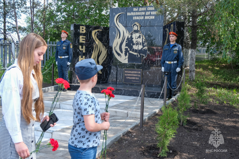 Чтим павших героев: нижнекамские огнеборцы встретились с родственниками товарищей, погибших при исполнении служебного долга