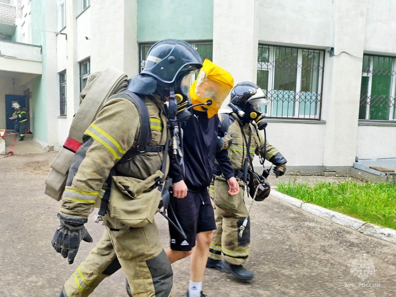 Без дыма и огня: зеленодольские пожарные провели учения в центральной районной больнице