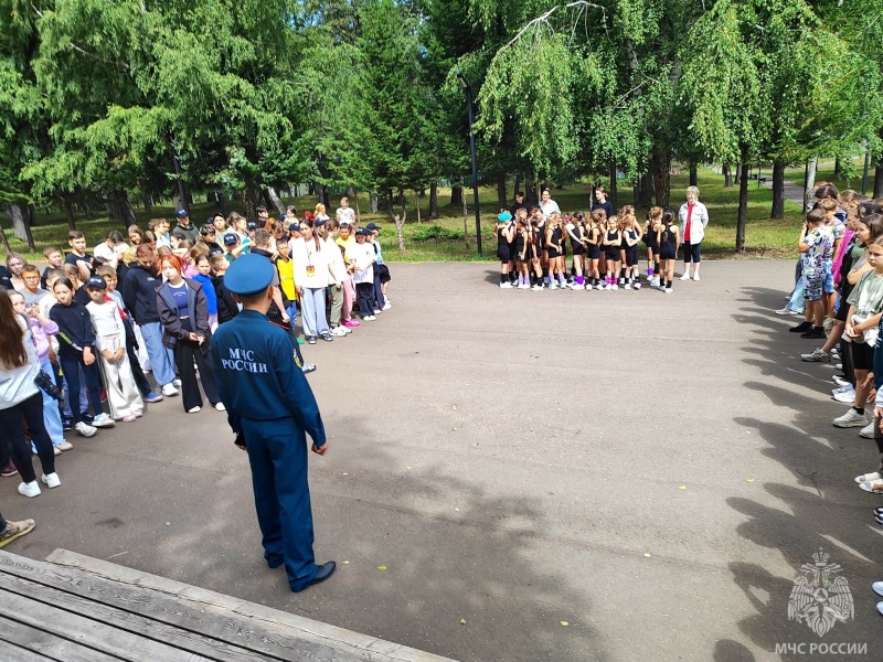 Сотрудники МЧС продолжают проводить занятия в детских лагерях