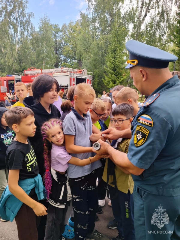 Сотрудники МЧС продолжают проводить занятия в детских лагерях