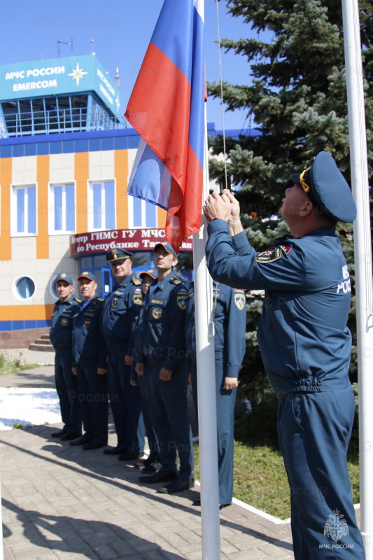 Сотрудники Главного управления МЧС РФ по РТ чтут важность государственных символов России