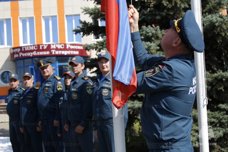 Сотрудники Главного управления МЧС РФ по РТ чтут важность государственных символов России