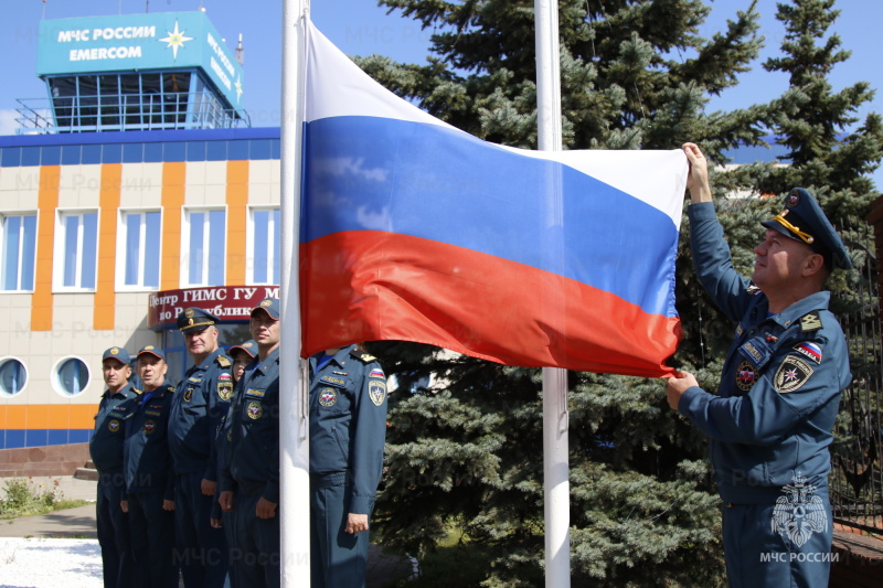 Сотрудники Главного управления МЧС РФ по РТ чтут важность государственных символов России