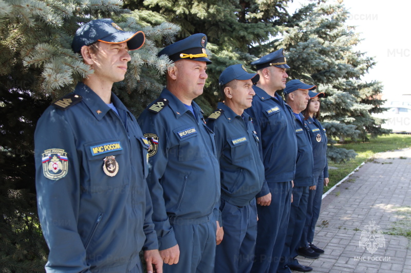 Сотрудники Главного управления МЧС РФ по РТ чтут важность государственных символов России