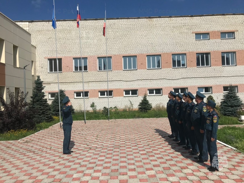 Сотрудники Главного управления МЧС РФ по РТ чтут важность государственных символов России