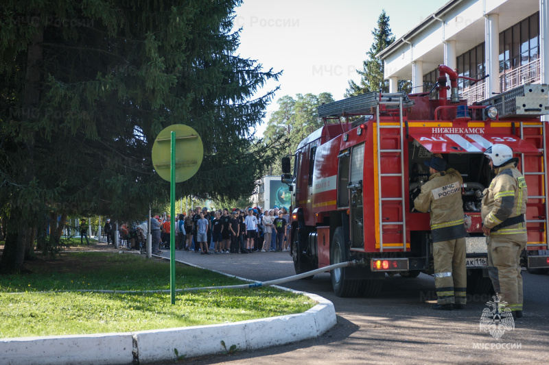 Пожарные МЧС России умеют делать радугу