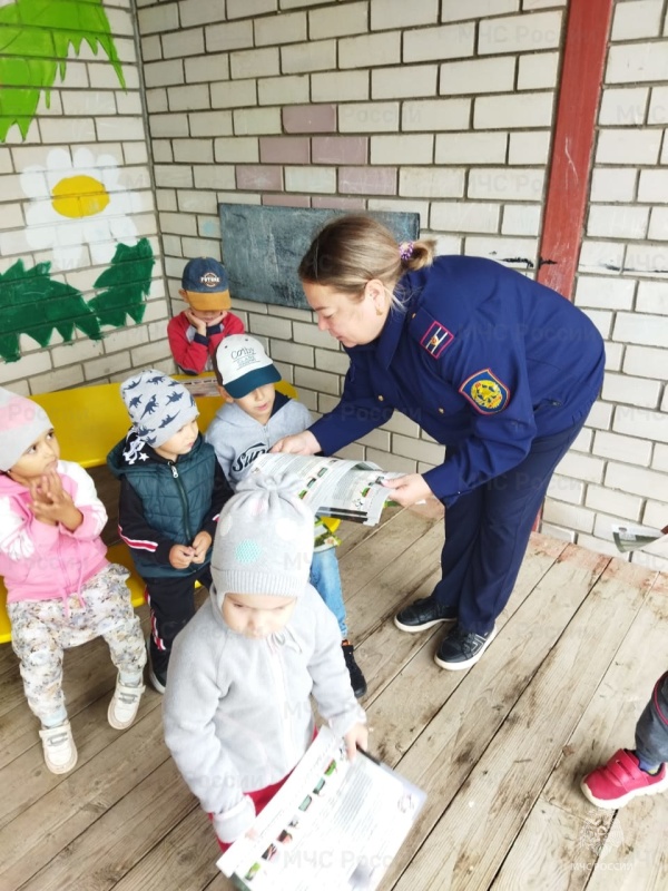 "Спички, пожары, огонь и костры, только в рисунках пусть будут они..."