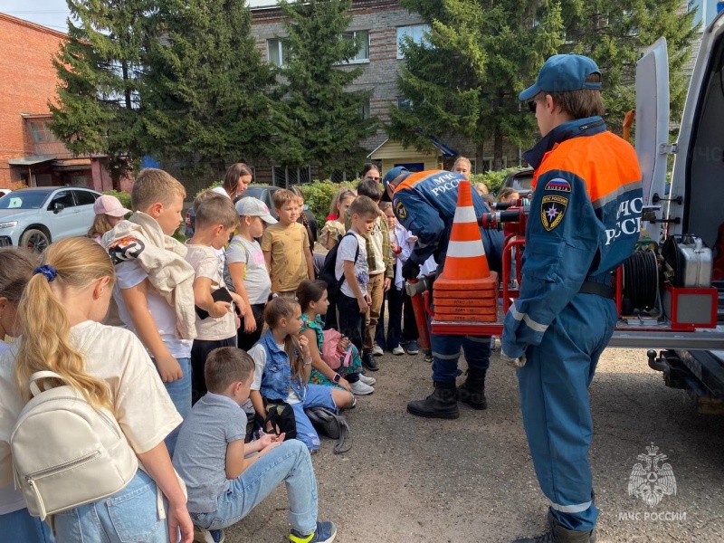 Урок третьеклашек – в «школе» пожарных