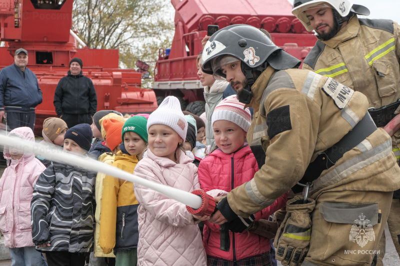 Урок пожарной безопасности: нижнекамские огнеборцы провели увлекательную экскурсию для первоклассников гимназии №32