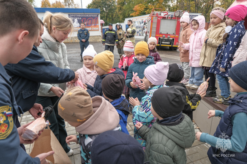 Урок пожарной безопасности: нижнекамские огнеборцы провели увлекательную экскурсию для первоклассников гимназии №32