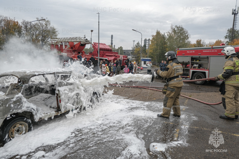 Урок пожарной безопасности: нижнекамские огнеборцы провели увлекательную экскурсию для первоклассников гимназии №32