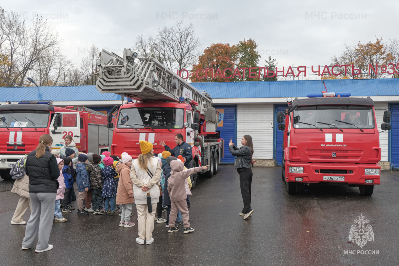 Урок пожарной безопасности: нижнекамские огнеборцы провели увлекательную экскурсию для первоклассников гимназии №32