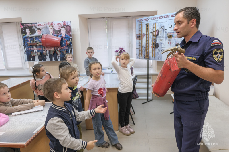 Урок пожарной безопасности: нижнекамские огнеборцы провели увлекательную экскурсию для первоклассников гимназии №32